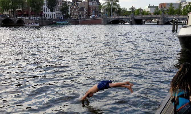 boydivesintoAmstelRiver