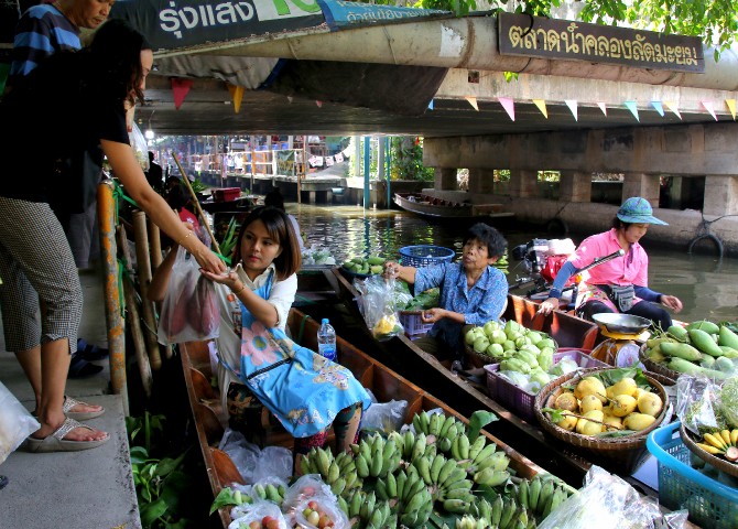 floatingmarketphotobyDerekIrland