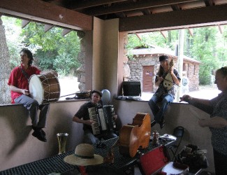 bandplayingatreceptionforparticipants