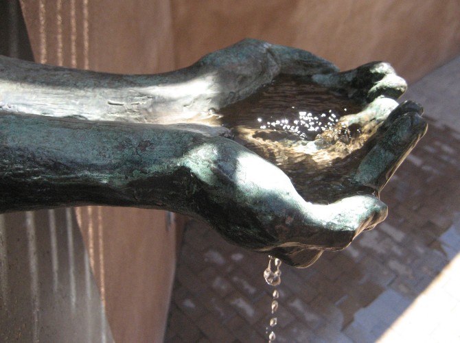 handswithdrippingwaterdetail