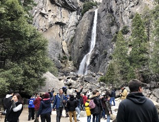 touristsatfalls